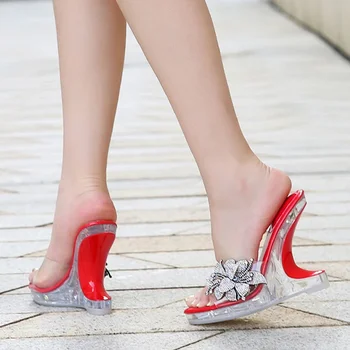 2024 Женские необычные тапочки на высоком каблуке с хрустальными цветами, босоножки на платформе и танкетке, летняя прозрачная обувь из ПВХ с открытым носком для женщин