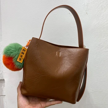 Композитная сумка-ведро Роскошная Дизайнерская сумка для женщин 2023 года, новая повседневная сумка из искусственной вощеной кожи с плюшевой подвеской через плечо, сумка для рук через плечо